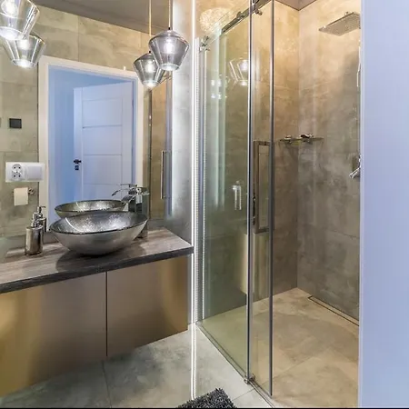 Apartmate- View Comfy By The Sea & Free Gym Danzig